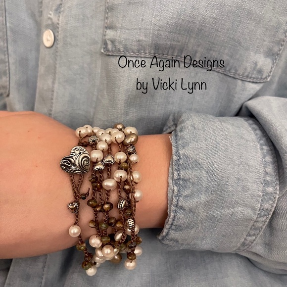 ARTISAN Necklace “Pearl Amor” on Medium Brown Long Crocheted Wrap - Picture 4 of 13